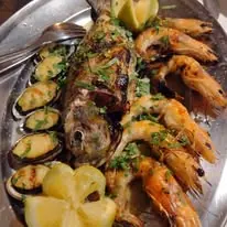 Piatto di pesce e crostacei della Trattoria Scalo Grande