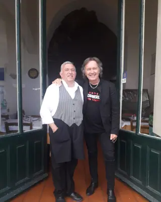 Red Canzian con Carmelo Samperi all’ingresso della Trattoria Scalo Grande